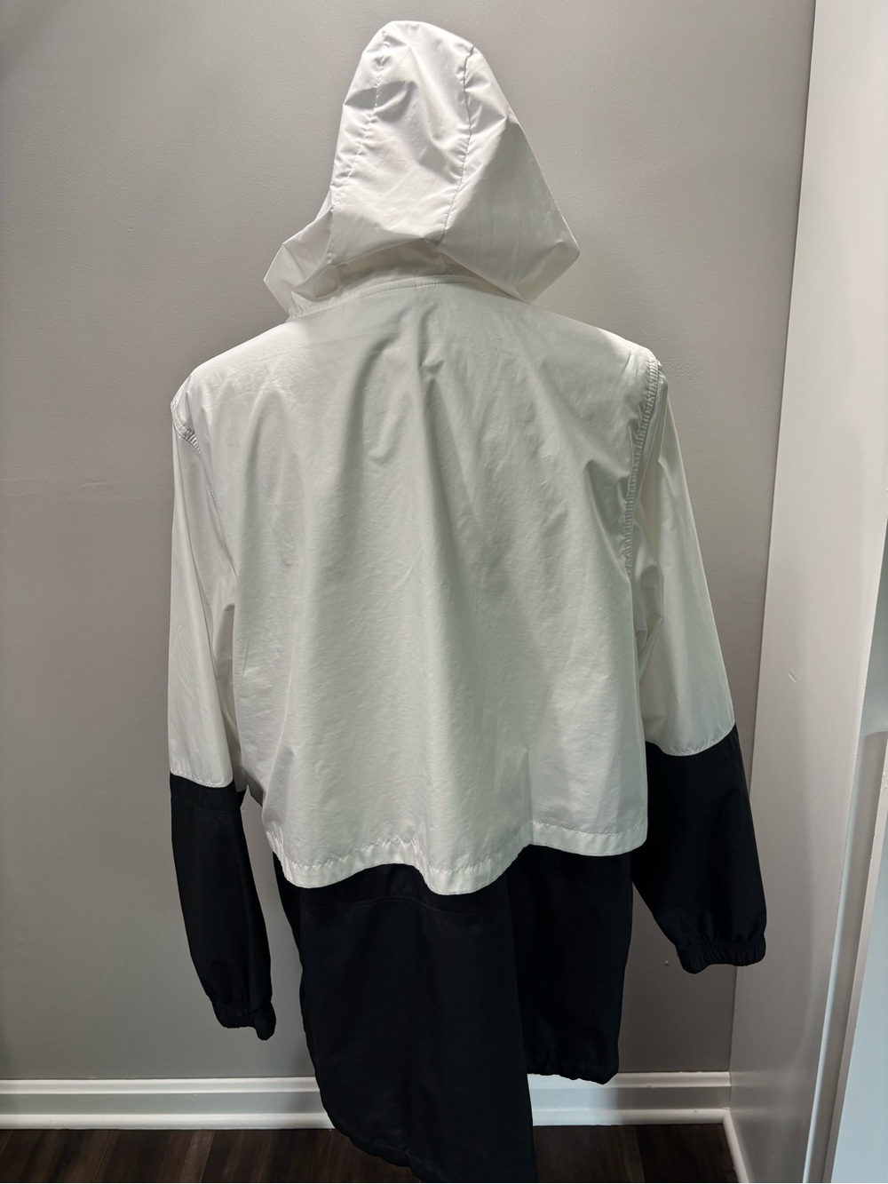 Nike Women’s White and Black Hooded Utility Jacket - Picture 4 of 9
